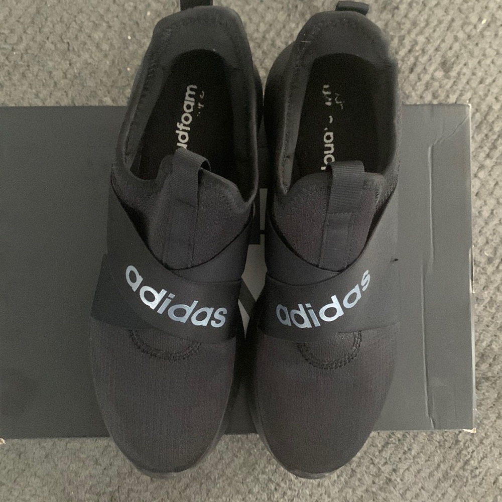 Women’s adidas tennis shoes 🖤🖤